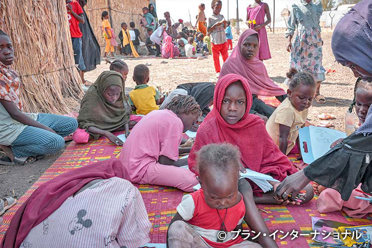 写真:プランの「子どもひろば」で絵を描く女の子