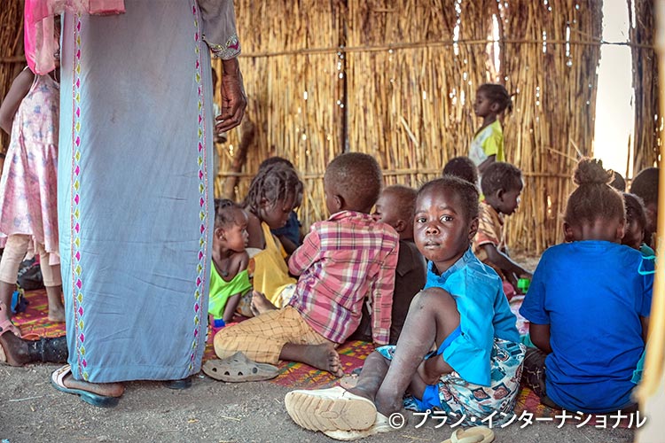 写真:プランの「子どもひろば」で過ごす子どもたち