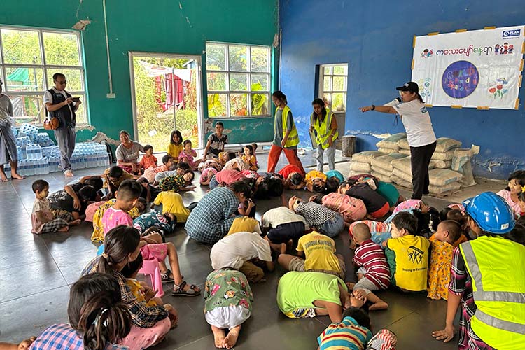 写真：地震が起きたときに身を守る訓練も実施