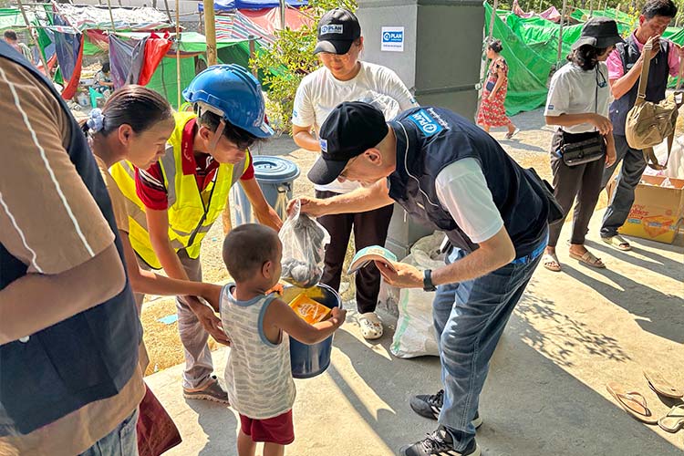 写真：地震が起きたときに身を守る訓練も実施