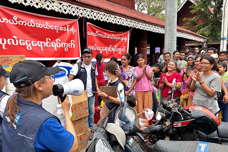 写真：緊急支援物資の配布