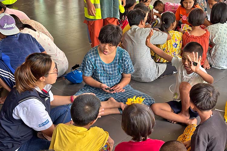 写真：「子どもひろば」でドミノで遊ぶ子どもたち