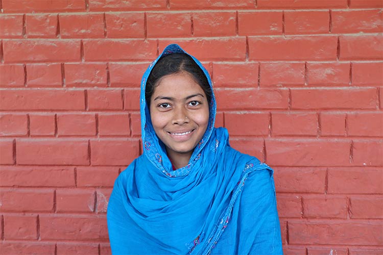 写真：笑顔を見せるサビハさん（10年生）