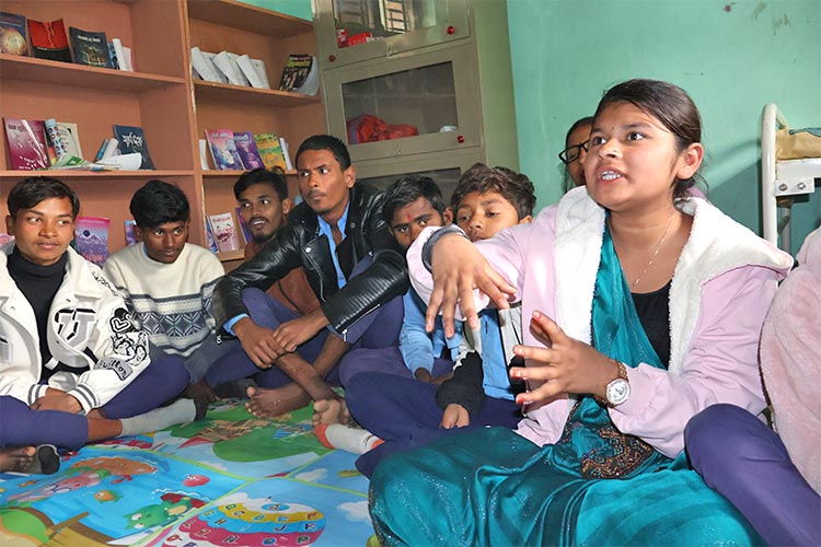 写真：熱心にディベートに参加する子どもクラブのメンバーたち