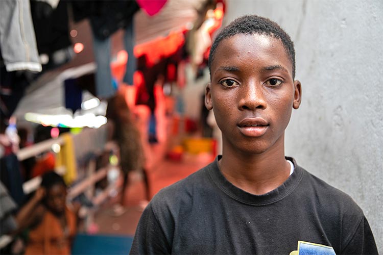 写真：学校に通いたいと語るジュニアさん