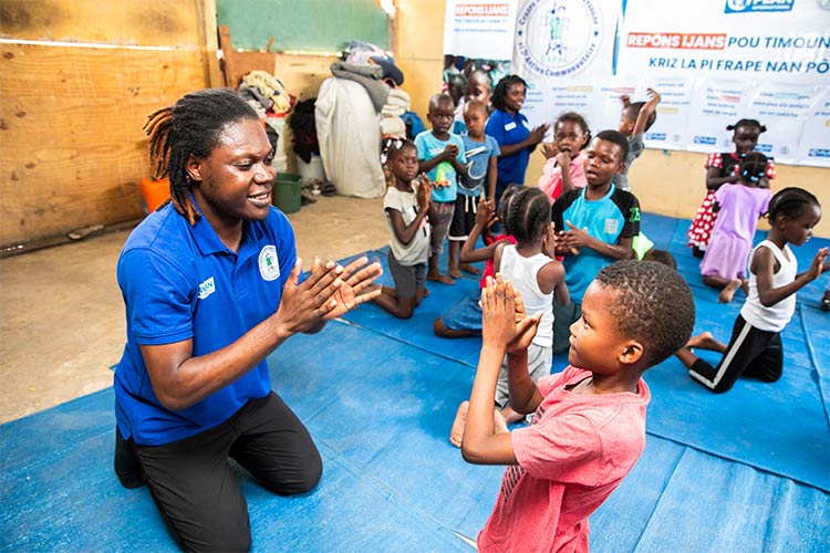 写真：プランが運営する子どもひろばで遊ぶ子どもたち
