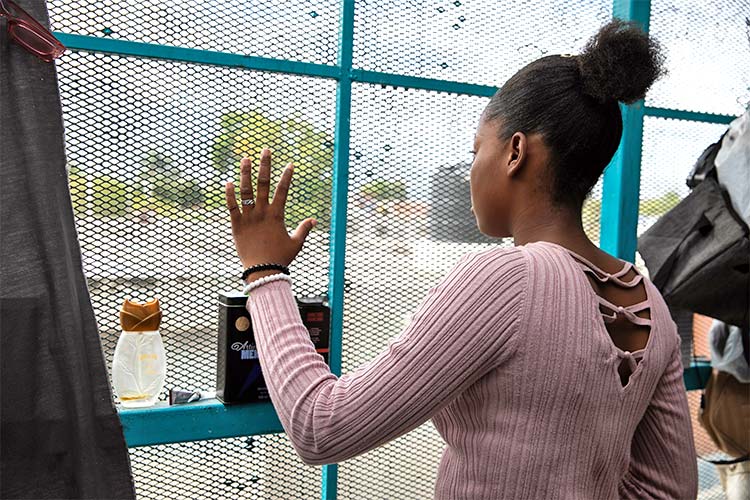 写真：避難所の部屋から外を眺めるバーバラさん