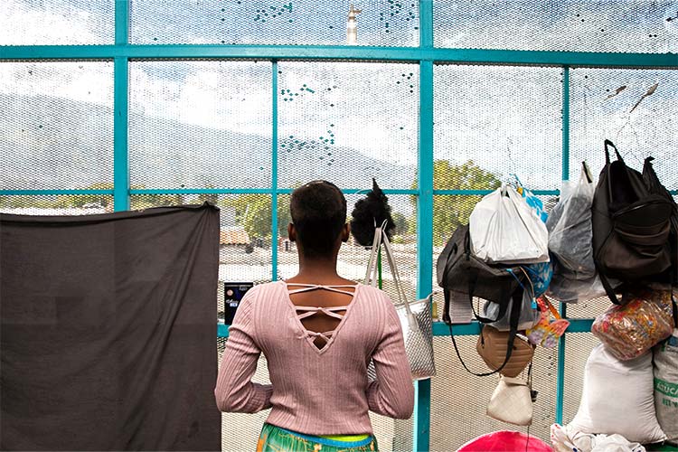 写真：避難所の部屋と外を隔てるのはフェンスのみ