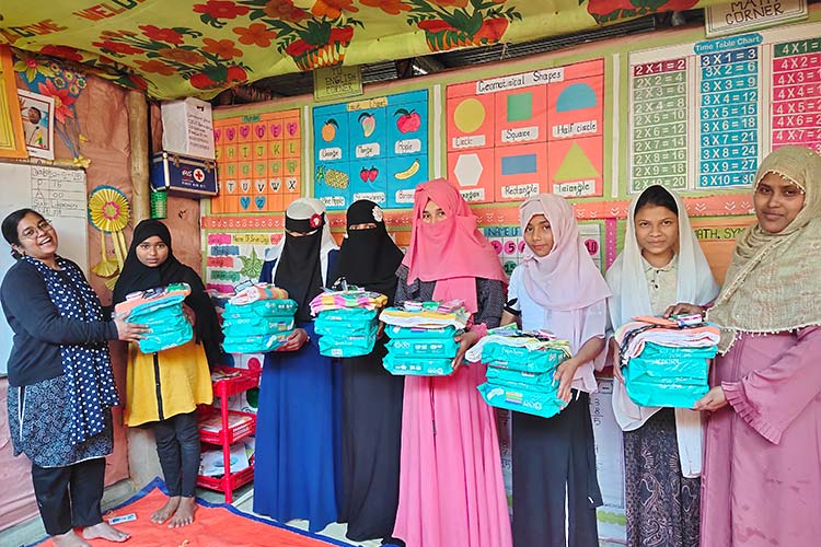 写真：衛生セットを受け取った識字クラスに通う女の子たち