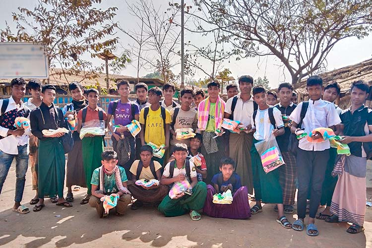 写真：衛生セットを手にするロヒンギャの若者たち