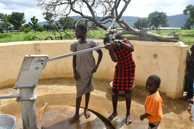 写真：完成した井戸を使う子どもたち
