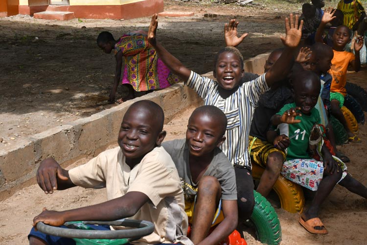 写真：校庭に整備された遊具で遊ぶ子どもたち