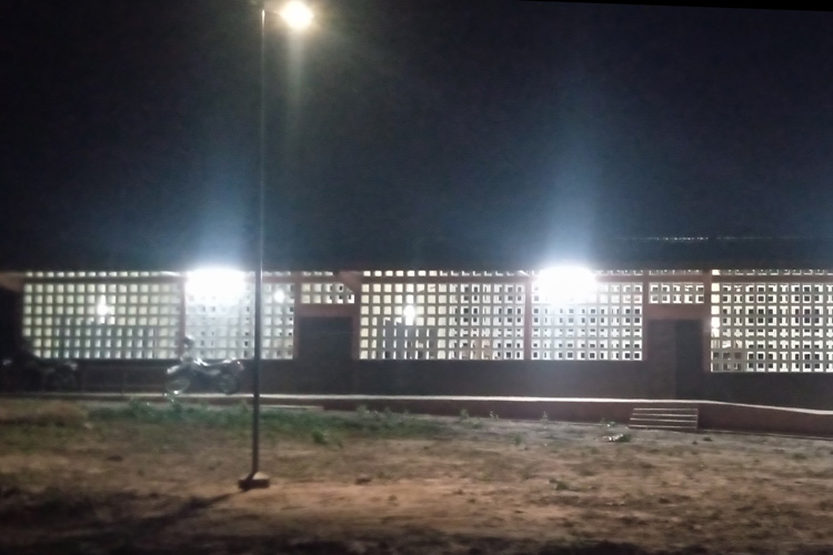 写真：太陽光発電を用いた外灯を設置した教室