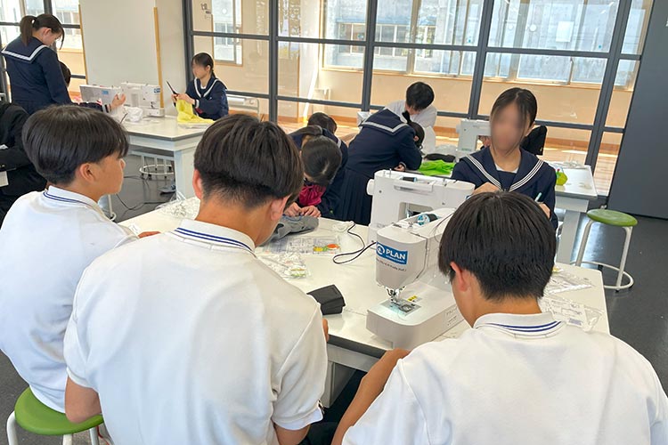 写真：輪島中学校には電子ミシン（家庭科）と電気糸鋸（技術）を支給