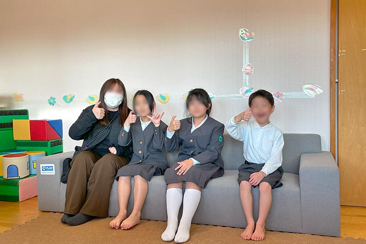 写真：小学校の学童施設としても活用されている、門前町で唯一の児童館。子どもたちがくつろぐことができるソファを支給