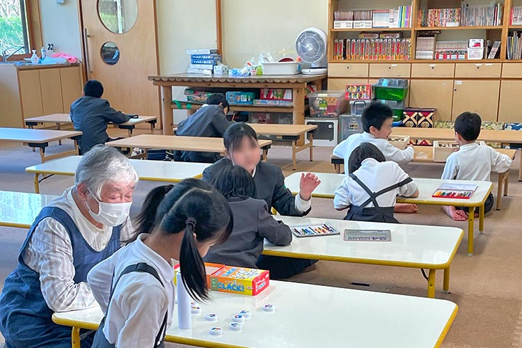 写真：被災地の子どもたちに安全な居場所を提供する学童施設。もんぜん児童クラブで思い思いに楽しむ子どもたち