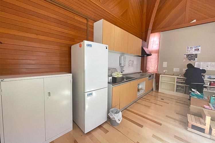 写真：豪雨被害を受けた輪島市のまちの児童クラブに冷蔵庫を設置。子どもたちの水分補給用ドリンクが保管できるように