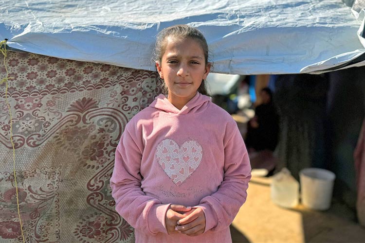 写真：ガザ北部の避難民キャンプで暮らす11歳の女の子、エリンさん