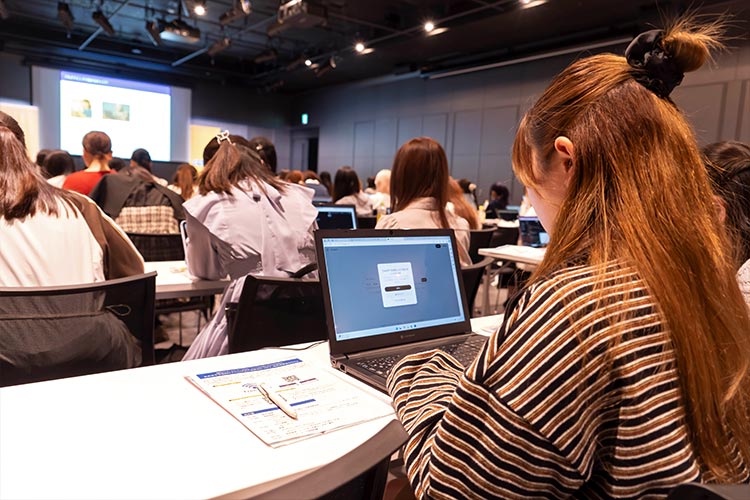 写真：熱心にアプリ制作に取り組む参加者