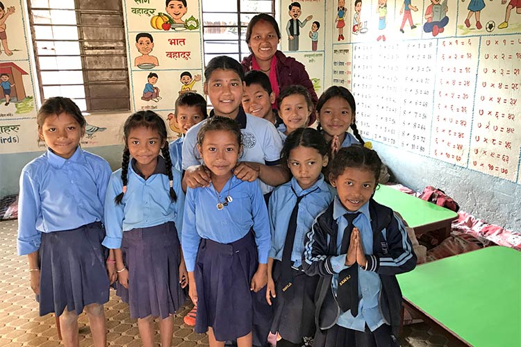 写真:教室で。ネパールの子どもたち。