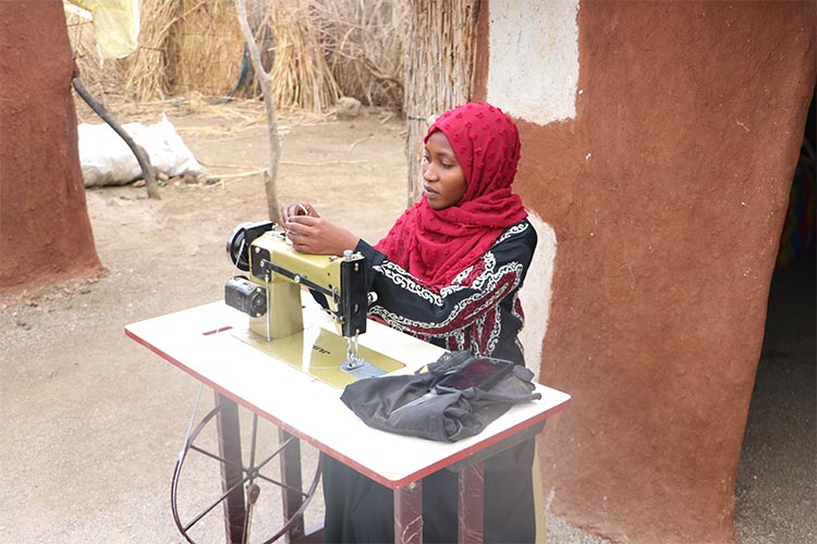 写真：ミシン、はさみ、糸、ボタンなどを受け取りました。これで仕立て屋を始められます。（ハワさん）