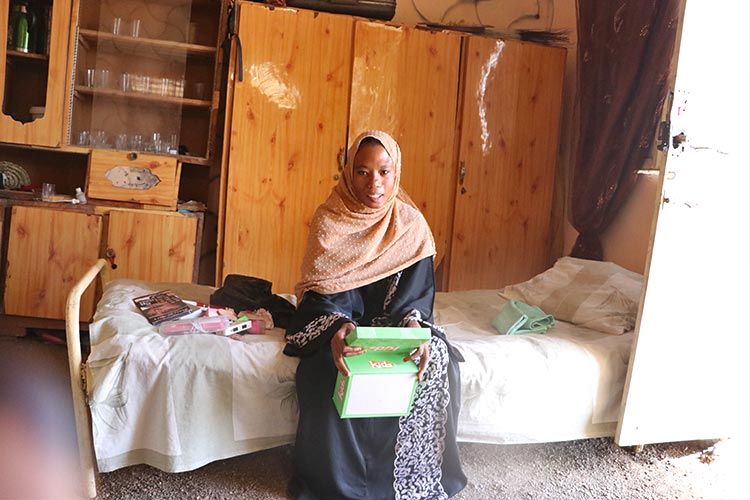 写真：ヘナと香水を作る材料を受け取りました。新しいチャレンジにわくわくしています。（ワストさん）