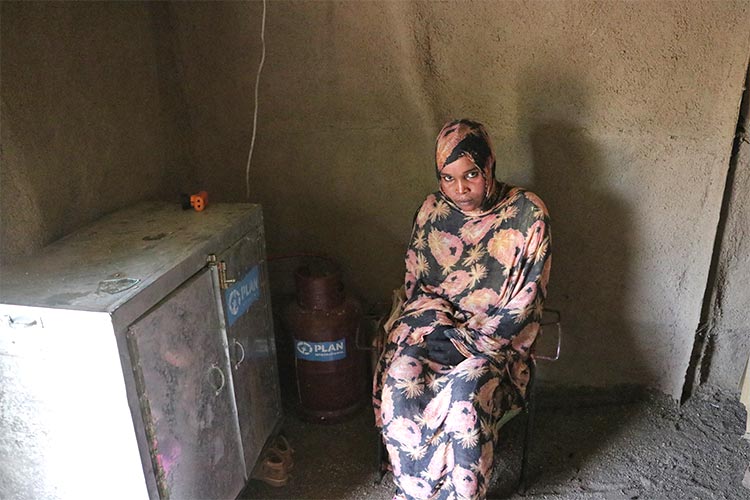 写真：オーブンとガスボンベとお菓子作りの材料を受け取りました。お菓子を売り収入を得られるようになり、生活がだいぶ改善しました。（アイシャさん）