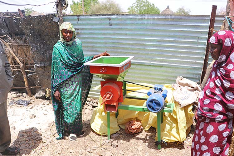 写真：パン作りのためのミキサーを受け取りました。パンを作って販売するのがとても楽しみです。（ヌセイベさん）