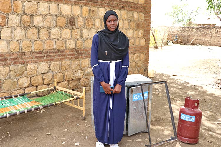 写真：パンやクッキーを焼くためのオーブンを受け取りました。売上で勉強を続けて、きょうだいの勉強もサポートしていきます。（タクワさん）