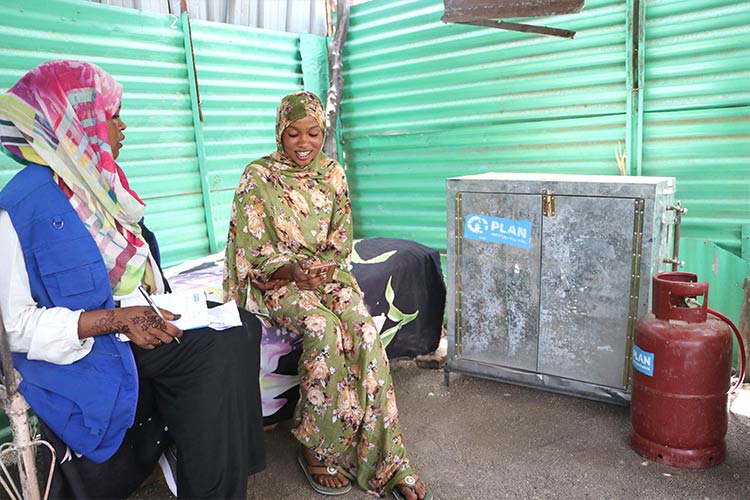 写真：オーブン、ガスボンベ、お菓子作りの材料などを受け取りました。お菓子をたくさん販売して、収入を得られるようになりたいです（右：サラワさん）