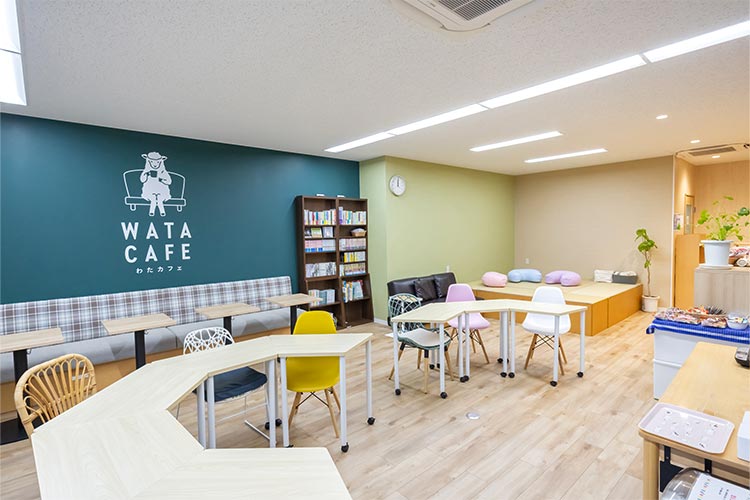 写真：靴を脱いで過ごし、横にもなれる小あがり