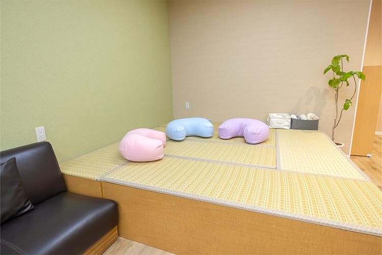 写真：靴を脱いで過ごし、横にもなれる小あがり