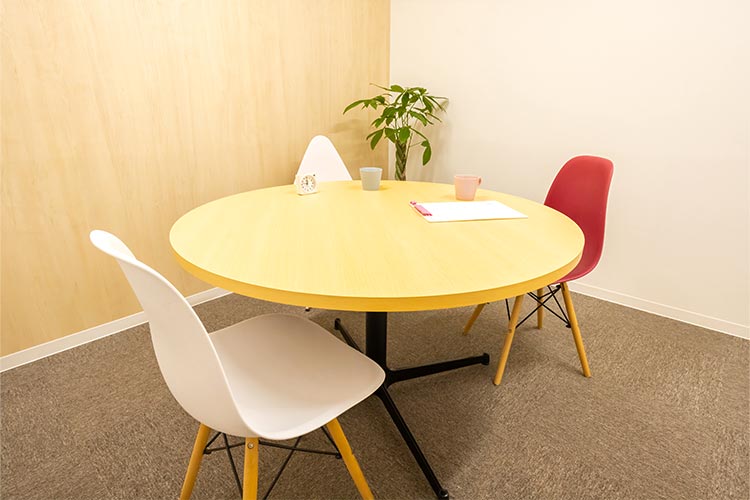 写真：安心して話ができる相談室、複数人で遊ぶ場にも