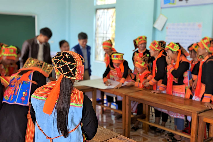 写真：活動に参加する少数民族の女の子たち