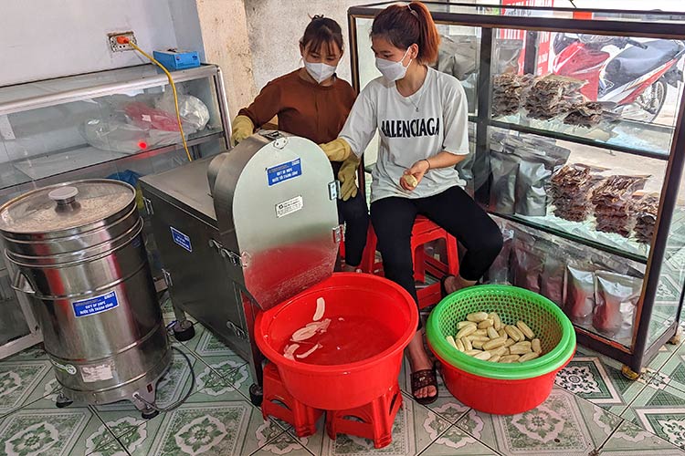 写真：トレーニング修了後のバナナチップス製造グループ