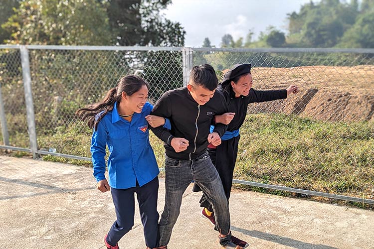 写真：さまざまな民族がともに暮らす活動地域。若者たちの笑顔が眩しい