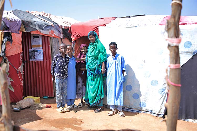 写真:企業の支援によりつくられた難民キャンプ内の移動診療所（ソマリア）