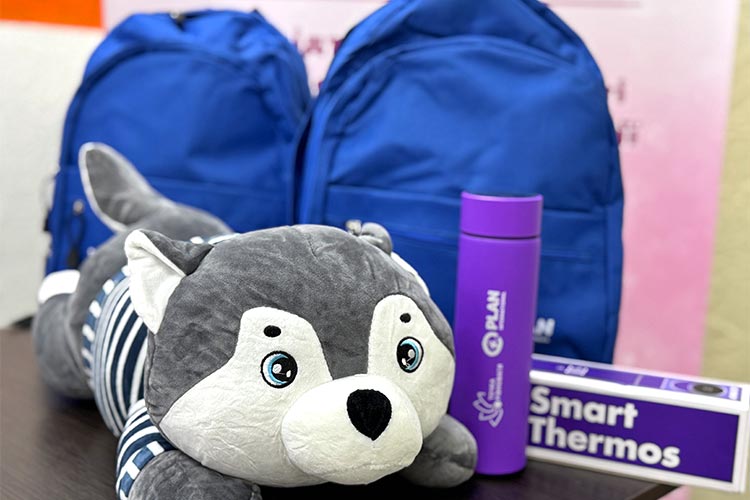 写真：ぬいぐるみ付きブランケットと保温水筒、バックパック