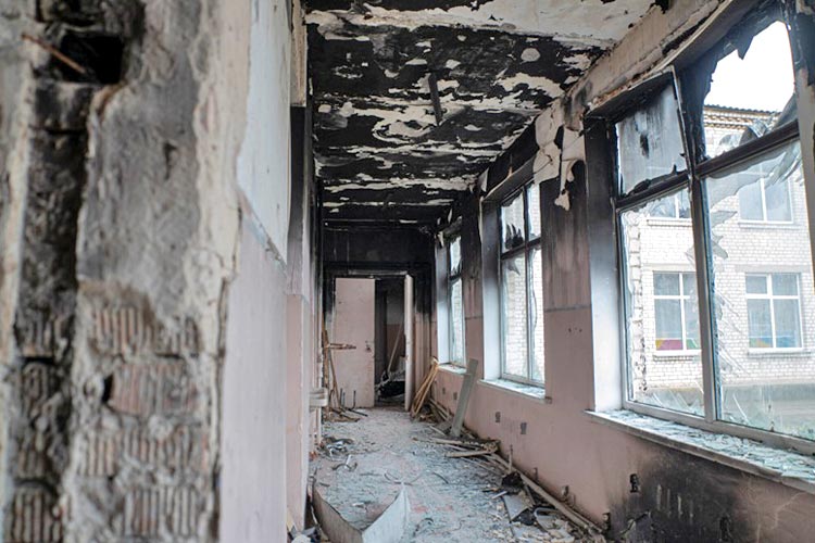 写真：破壊された学校の内部