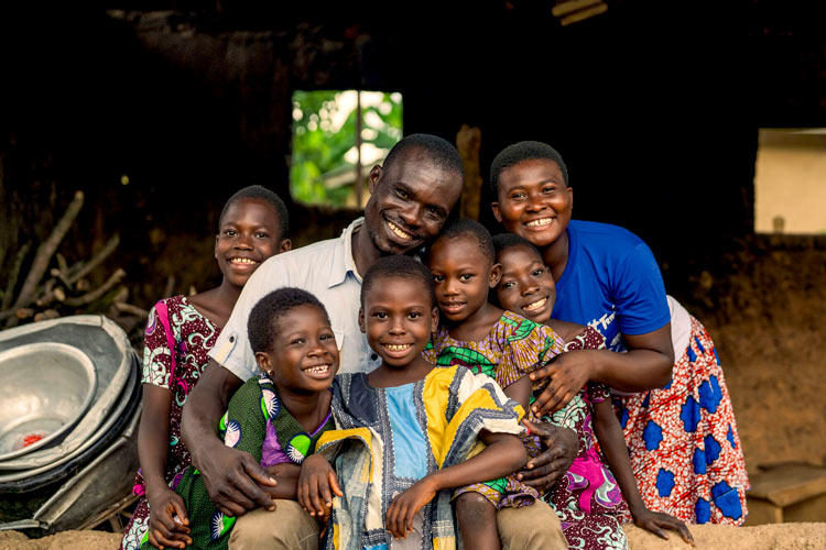 写真：マイケルさんと子どもたち