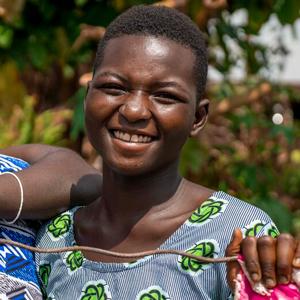 写真：アグベコさんの娘、ナオミさん（14歳）