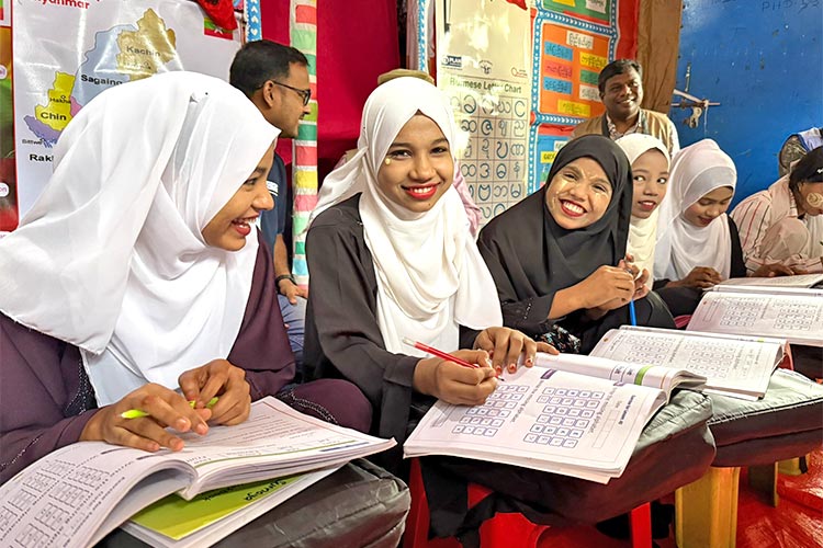 写真：ロヒンギャ難民の識字教育