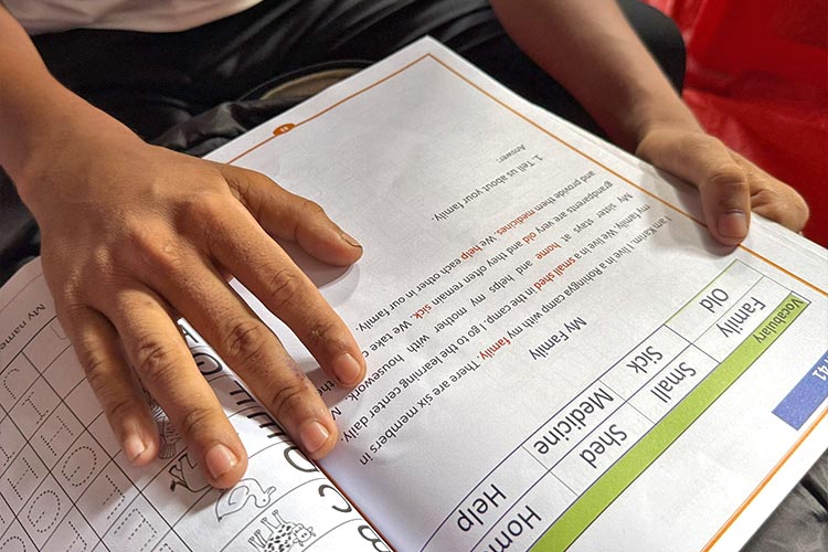 写真：プロジェクトで開発した実践的なテキストで学ぶ