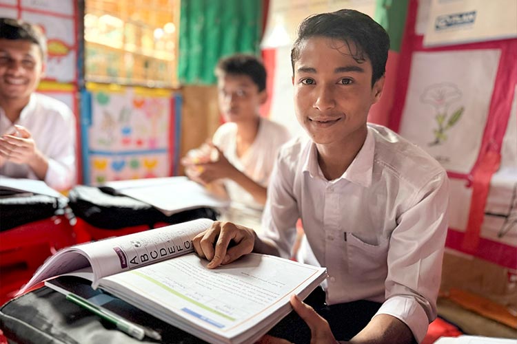 写真：例文を自分の情報に置き換え、繰り返し練習する若者たち