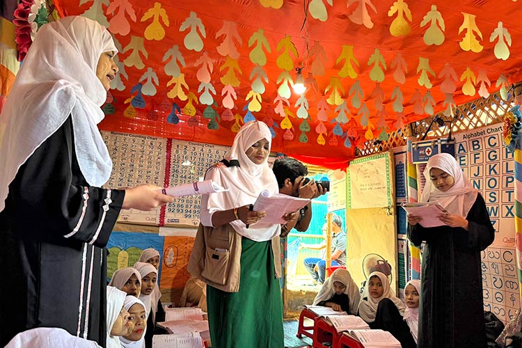 写真：例文を自分の情報に置き換え、繰り返し練習する若者たち