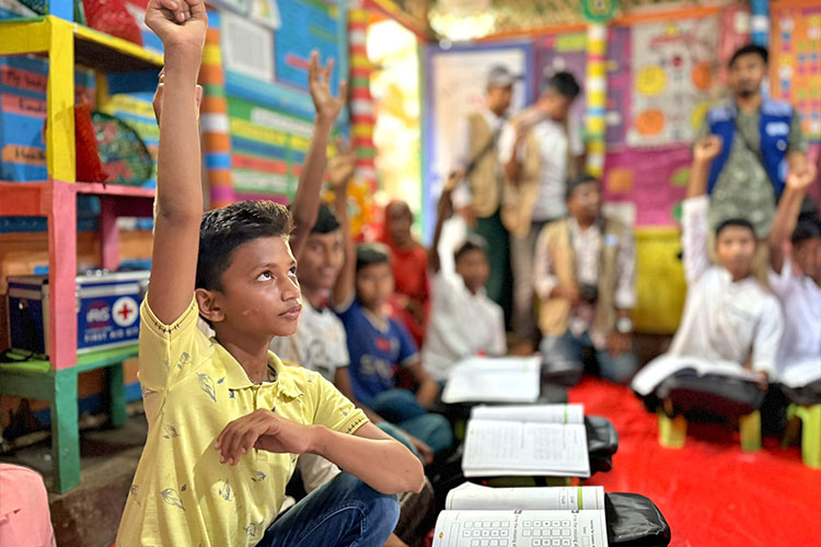 写真：積極的に手を挙げて音読役に立候補するアセスさん