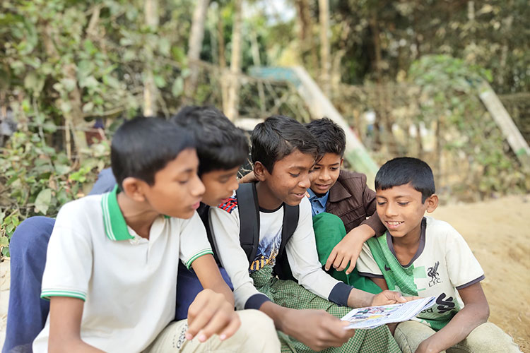 写真：課外活動の時間に読書を楽しむ男性学習者