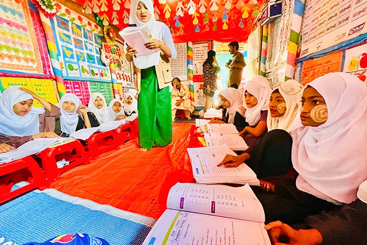 写真：女の子の識字クラス。覚えた単語を使って会話中