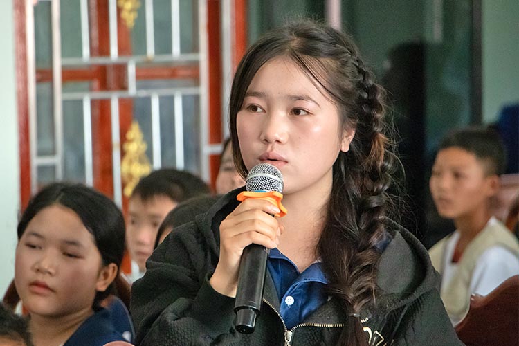 写真：卒業後、生徒クラブの後輩を見守るチッタヤさん