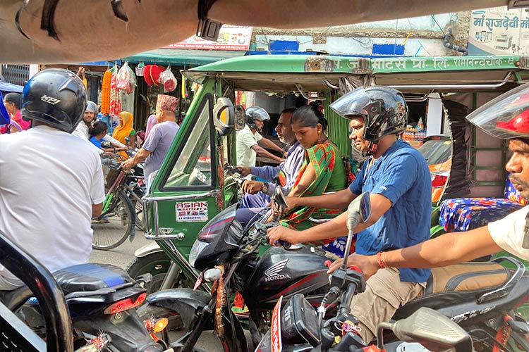 写真:トゥクトゥクとバイク、歩行者が入り乱れ大混雑